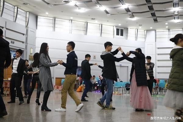 小爱|相恋五年的女友，分手只用了一天，遇上的却是五百块租豪车的假富豪