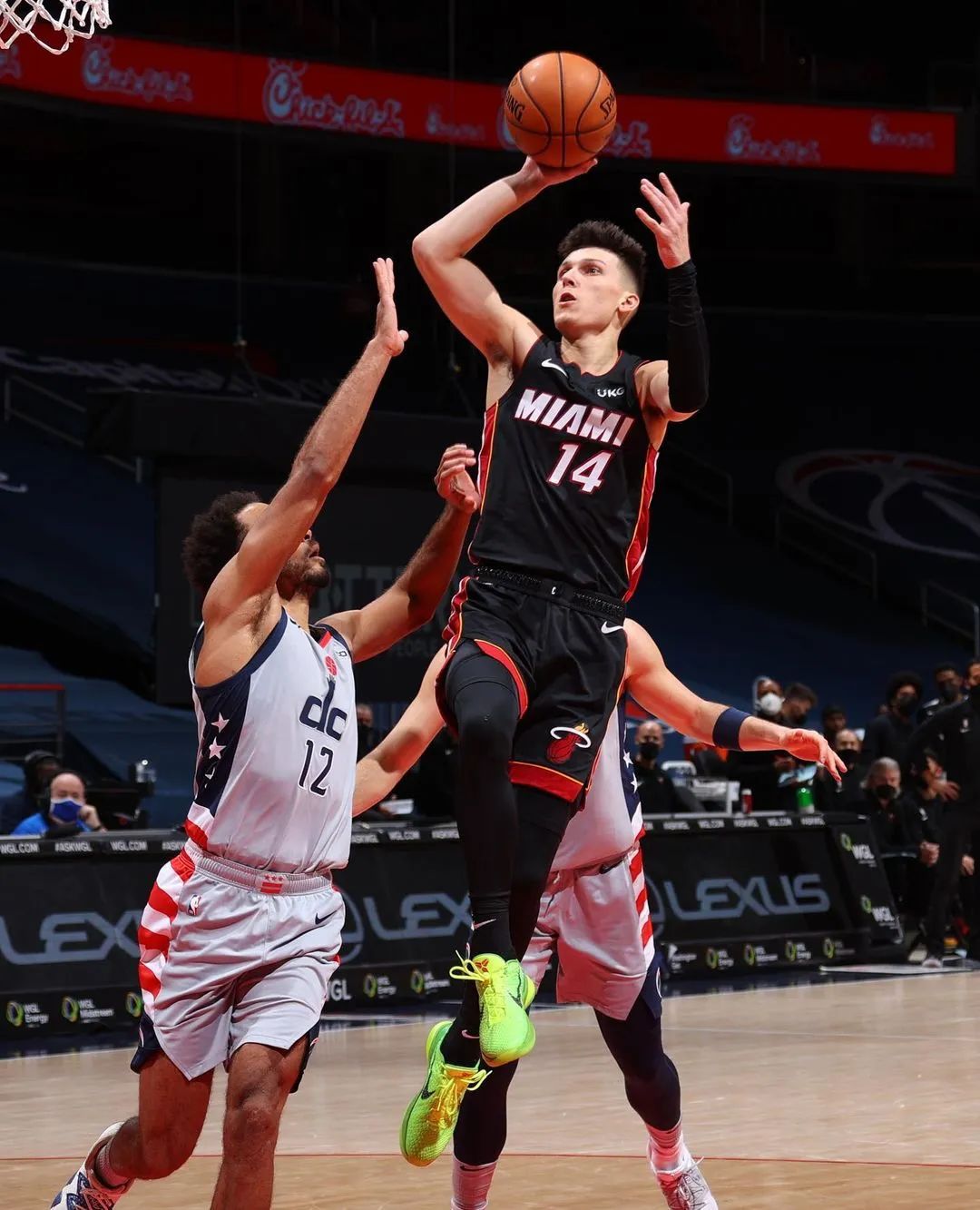 季后赛|出轨！秒变渣男！希罗，你不要太过分！4年1.07亿也要黄了......