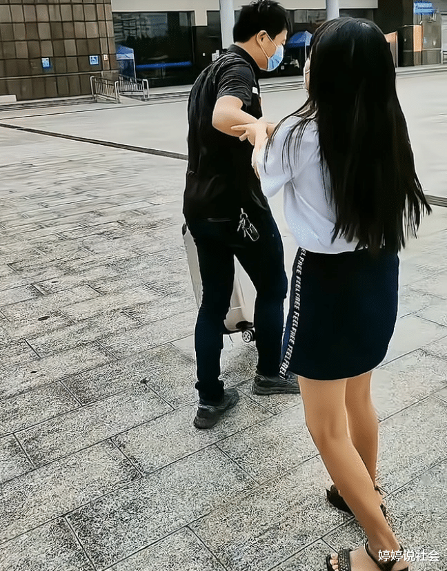女子不让丈夫去打工,丈夫含泪表示:不挣钱怎么养活一家老小?