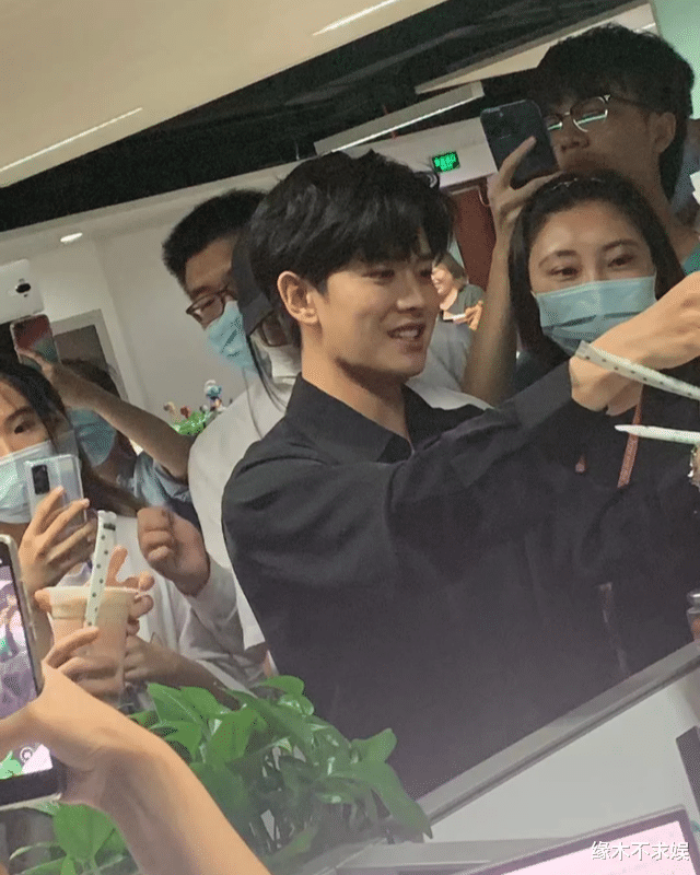 生图|任嘉伦拍戏被偶遇，生图令人感慨，178cm的个头现实中长这样