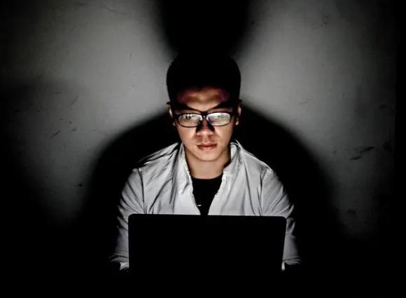 主板|美国程序员天天上班摸鱼，把工作转包给中国程序员，每年躺赚20万美元