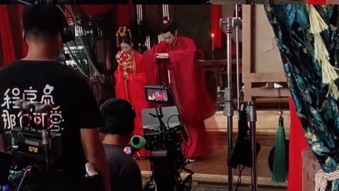 王鹤棣|《浮图缘》王鹤棣陈钰琪路透，两人身穿嫁衣婚服，对拜天地