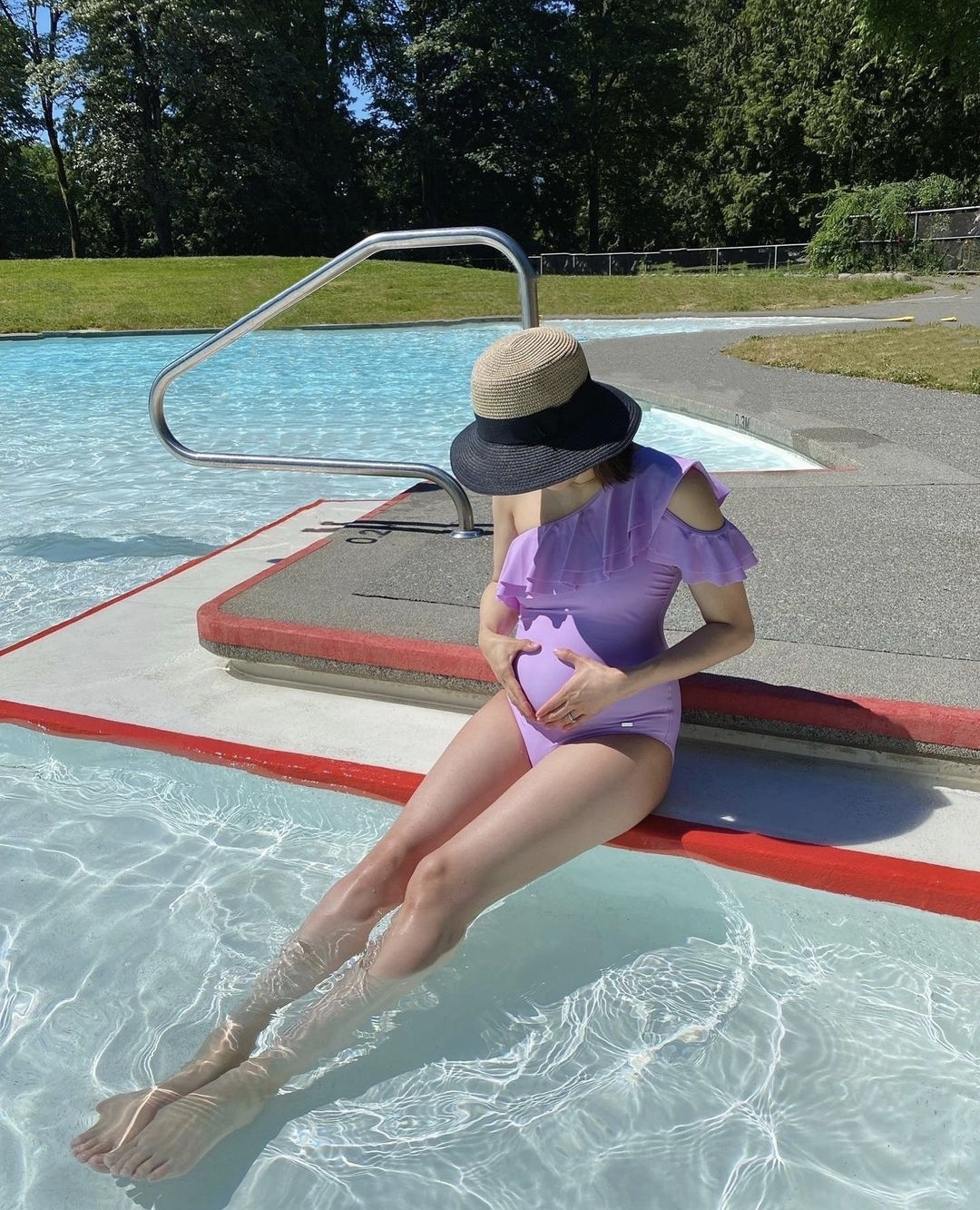 钟嘉欣|钟嘉欣晒泳衣照,挺超大孕肚身材依然傲人,胡定欣陈敏之留言赞美