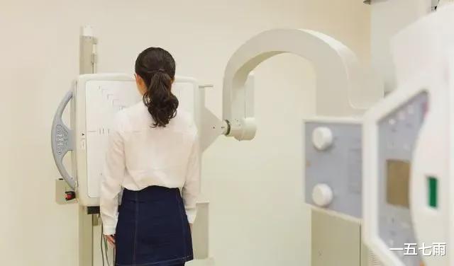 19岁女生拍X片被医生要求脱光,网友却怒斥:“看光怎么了?”