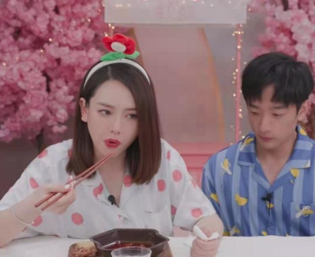 戚薇|戚薇宣布暂退娱乐圈，曾挺孕肚熬夜吃播，喊话瘦回90斤再复出！