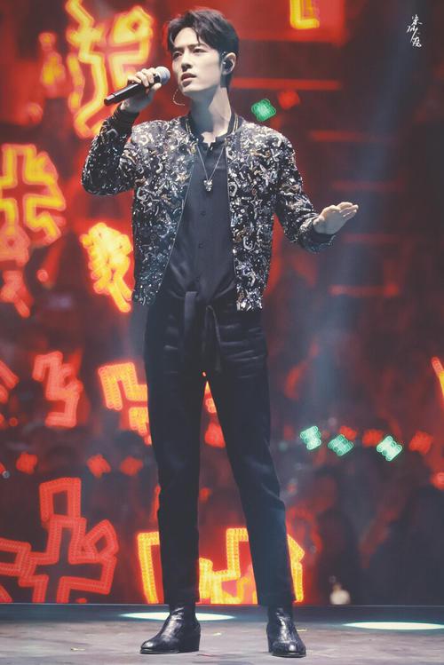 肖战|遭受公众指责,从当红顶流变成全网黑,肖战到底做错了什么?