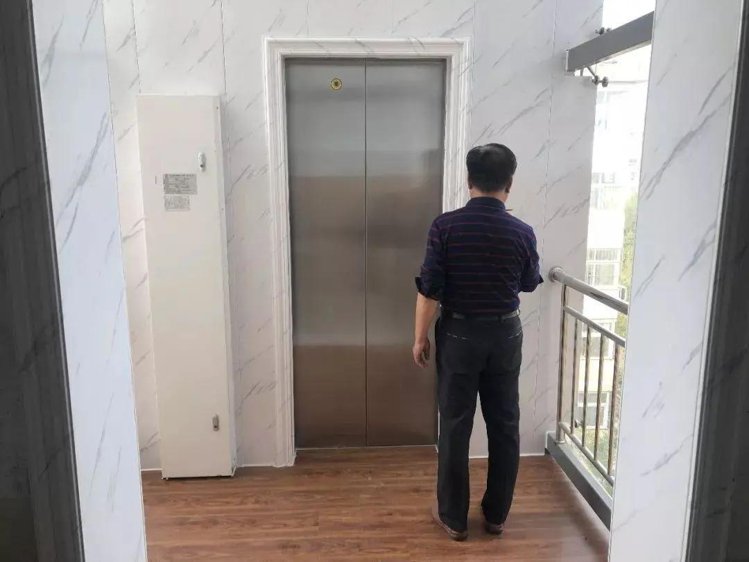 老小区加装电梯,阳台改玄关,抬脚就进屋,居然还有人反对?