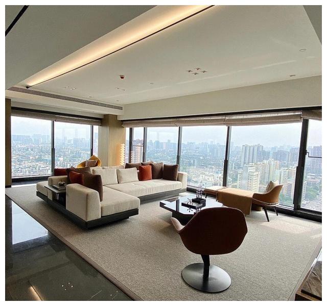 赵露思|赵露思晒成都“豪宅”火了：140㎡超大客厅，精致奢华，令人羡慕