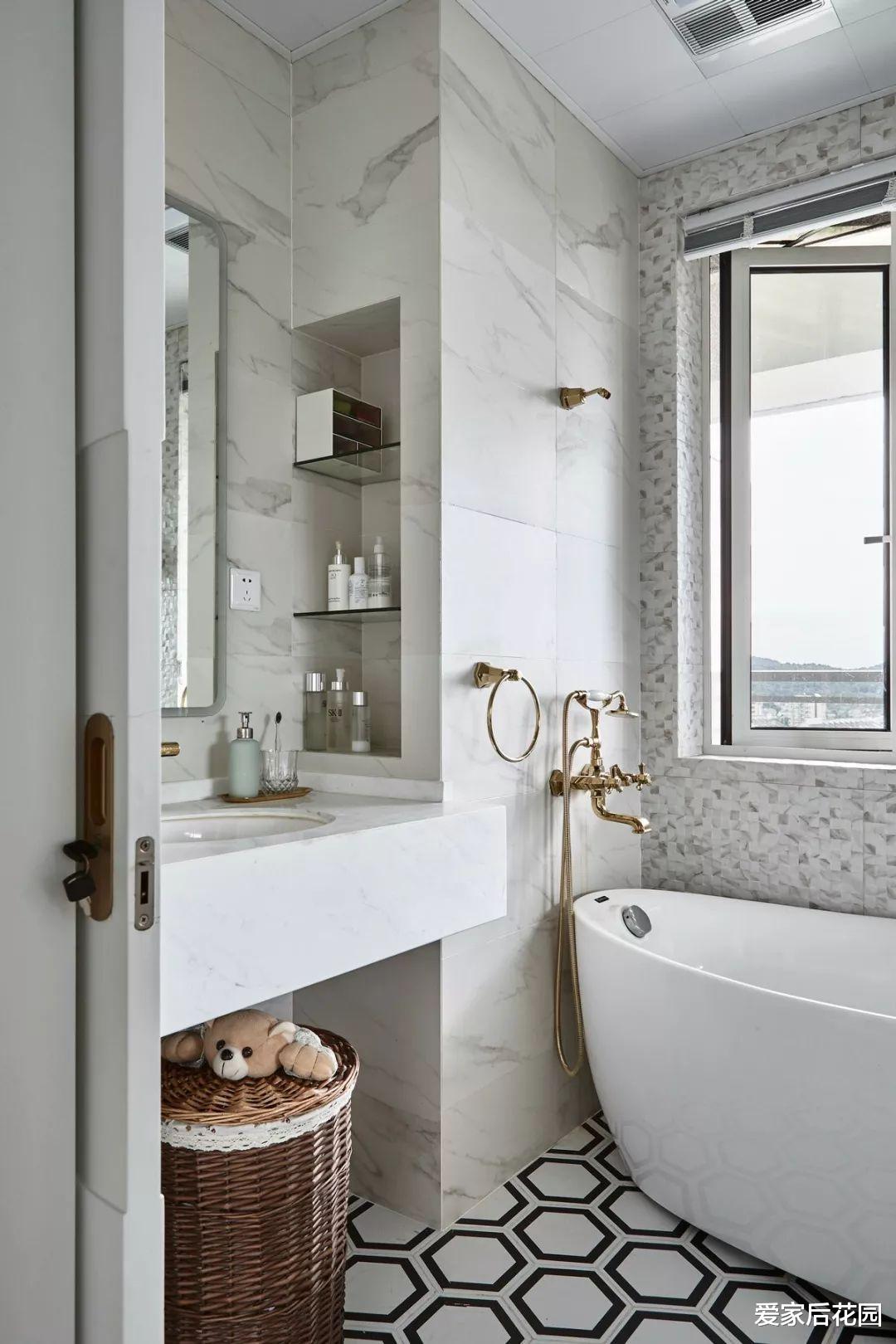 不得不说聪明人的鬼点子就是多,在卫生间墙上挖洞,竟那么实用!