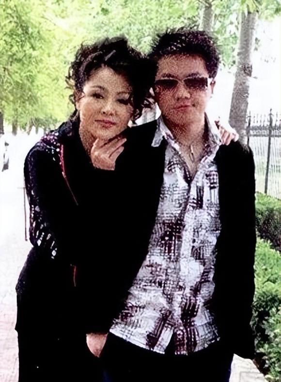 于小慧|56岁的于小慧：经历过一次失败的婚姻，婚后独自一人照顾儿子