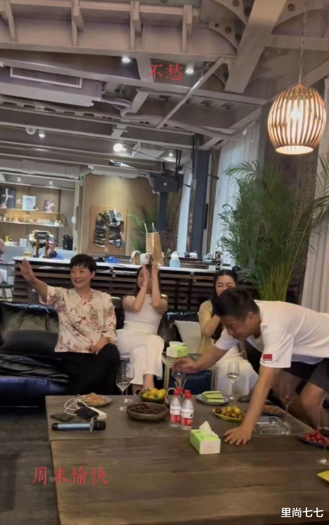 穿衣搭配 张嘉译老婆在家聚会，穿奶奶装还秀素颜，留超短发气质还挺温柔的