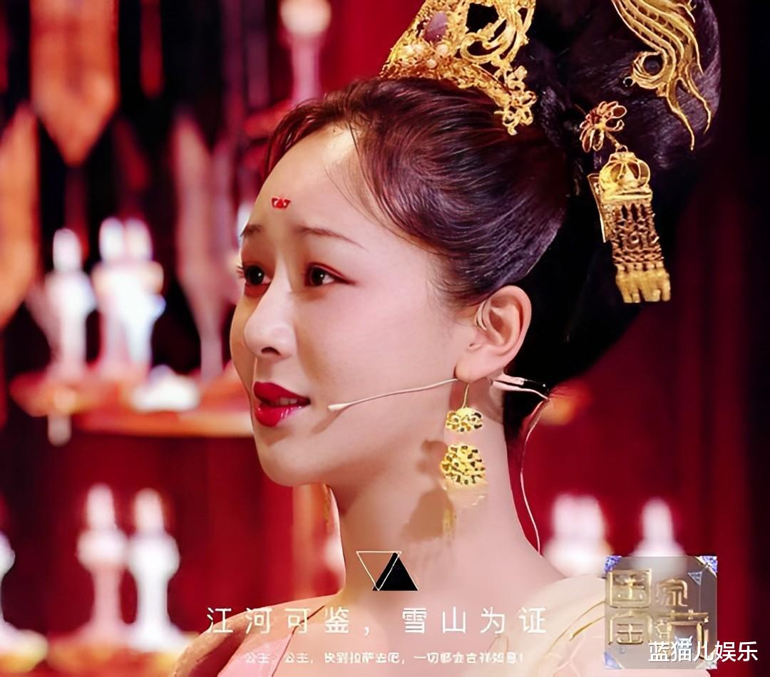 杨紫|杨紫参加婚礼照曝光，衣着朴素不抢新娘风头，与小朋友合影超亲切