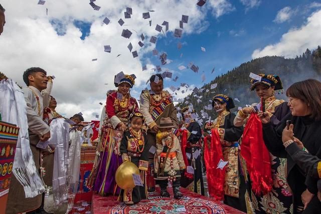 西藏|江苏男子参加西藏藏族喜宴,随礼600,菜上桌,网友:藏族真霸气