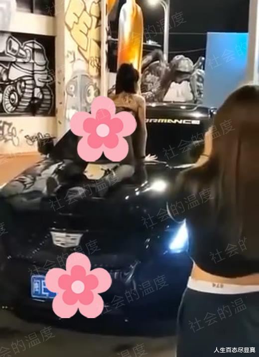 ?女子在街头衣着清凉摆造型,趴在地上形象全无,背部还纹了翅膀