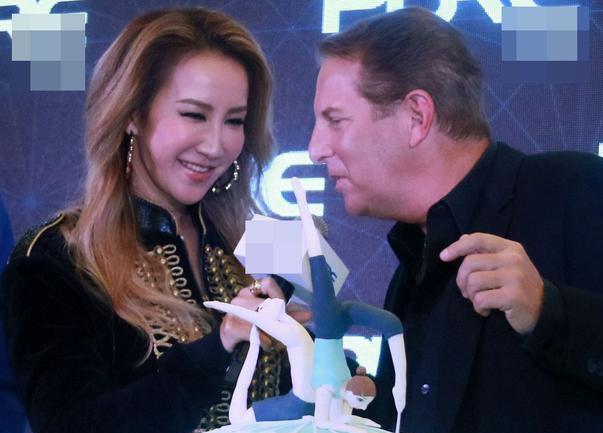 李玟|春晚献唱《点亮梦》的李玟：嫁给富商乐裕民，甘做两个女儿的后妈