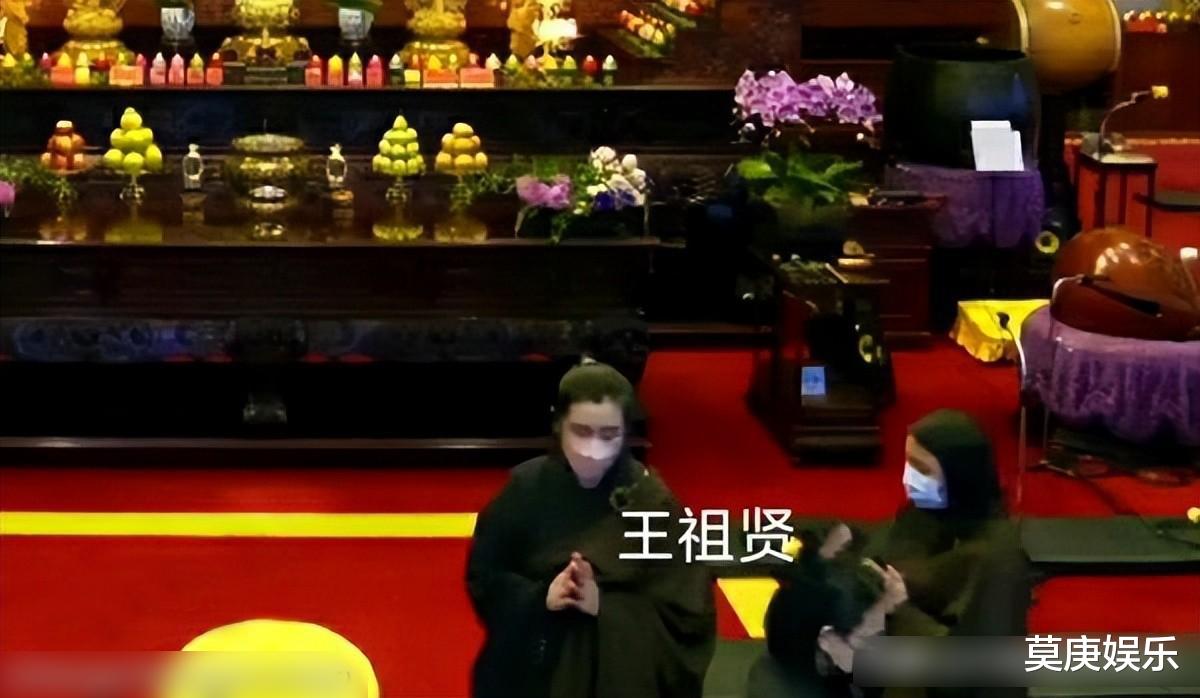 王祖贤|55岁王祖贤近照罕见曝露,身披僧袍虔心念佛,脸部浮肿疑整容失败