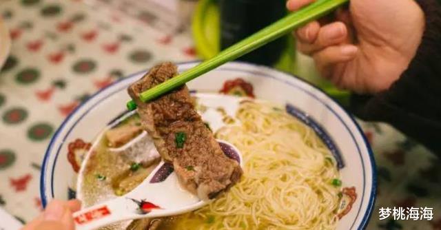 陈小春|陈小春的牛肉面卖48块一碗，为何却从来没人吐槽？