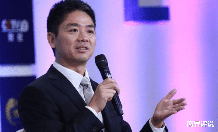 千亿富豪回老家,亲自给大爷点烟一人发一万,如今老宅却被泼油漆