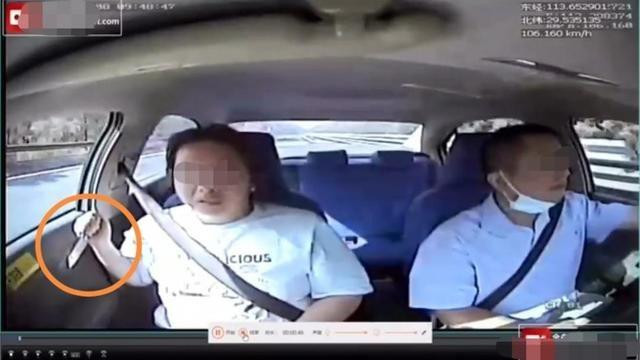 山东烟台，一女子上了一出租车后，突然对司机捅了几刀