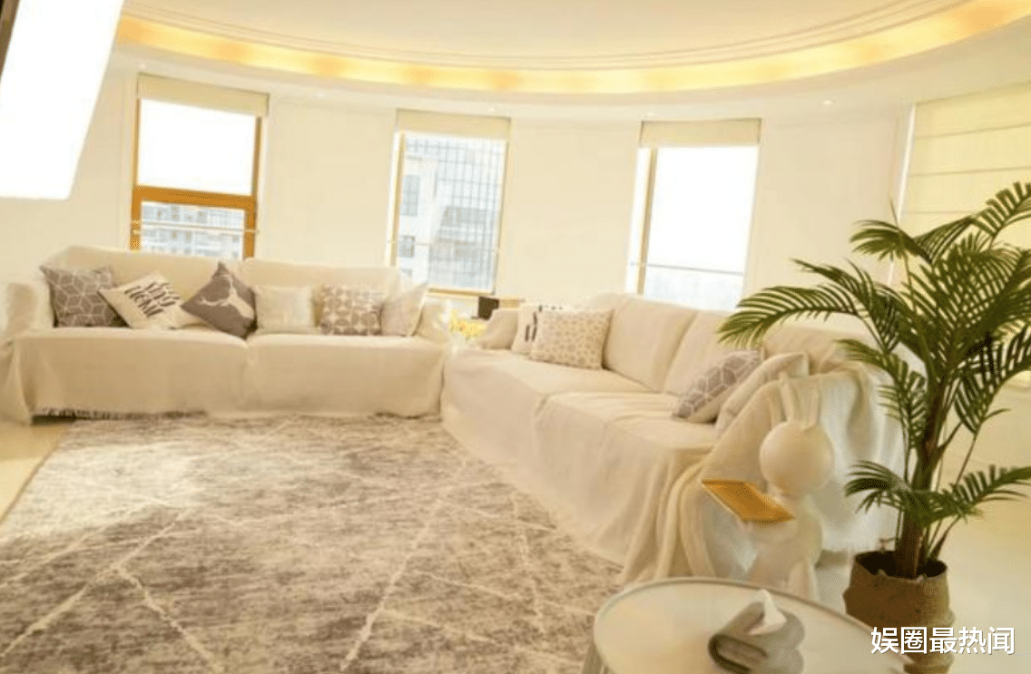太豪气！刘畊宏千万豪宅曝光，家装简约明亮，客厅可容纳十几人