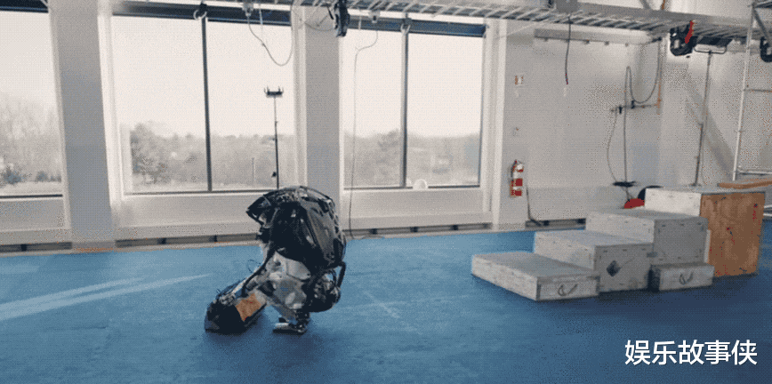 机器人|波士顿动力新年炸场！人形机器人飞身转投工具包，人类给整不会了