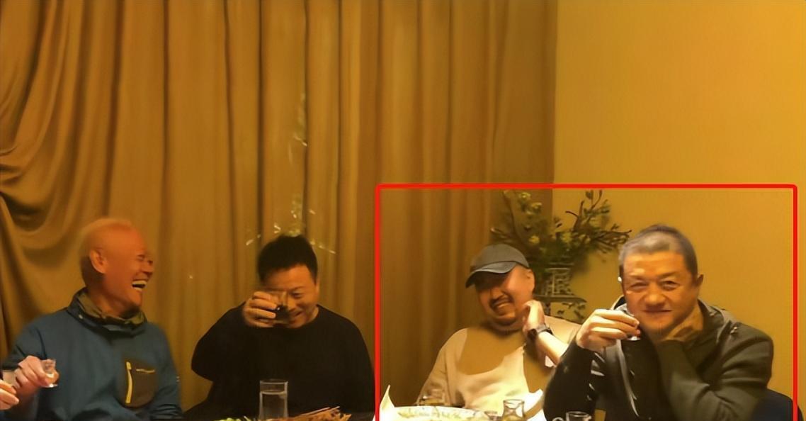 李亚鹏|李亚鹏公开和问题艺人聚餐!两人挨着坐笑容满面,网友:支持封杀