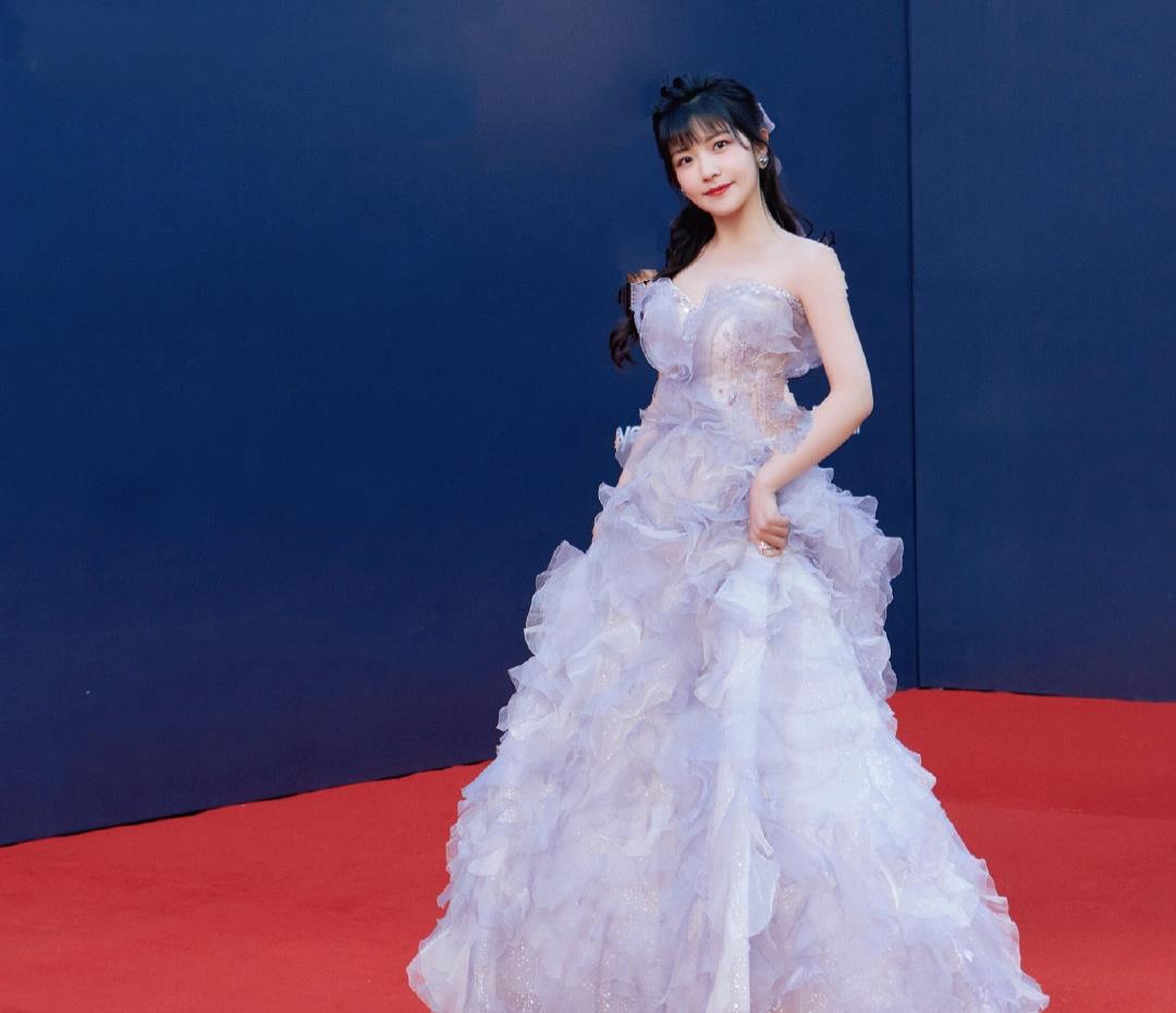 赖美云|非凡之夜红毯,吴宣仪大耳环抢镜,赖美云小巧玲珑,小鬼绅士十足