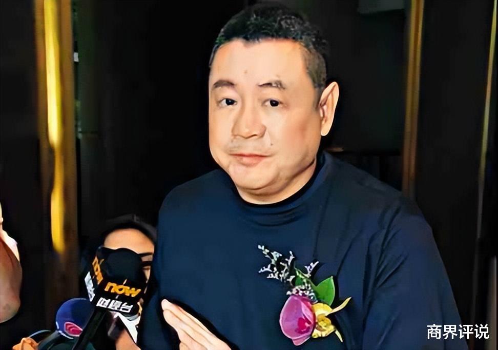 刘銮雄|刘銮雄再次现身街头,三个保镖贴身护卫,身体恢复不错已无需搀扶