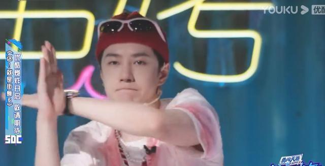 王一博|王一博街舞录制后台,跟老队友叙旧,对钟爱的舞者拍手称赞