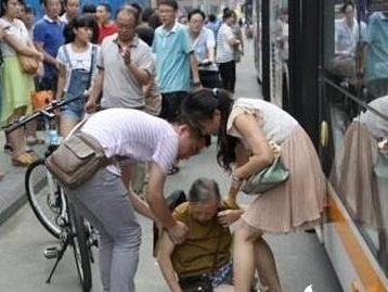 湖北恩施,一老人在等车时摔倒,附近骑车的女子将其送到医院并垫付了医药费