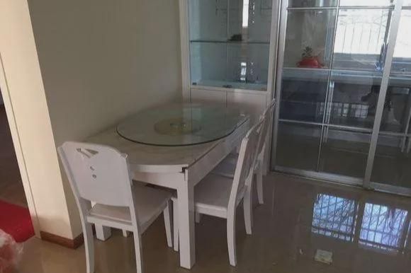 三居室120平简约装修,硬装10万,主卧室衣柜里藏了个马桶