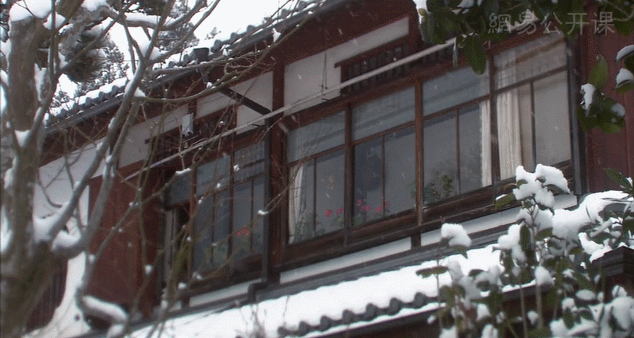 身为贵族的她跑到乡下做农妇,与花草庭院为伴,40岁择一山终老