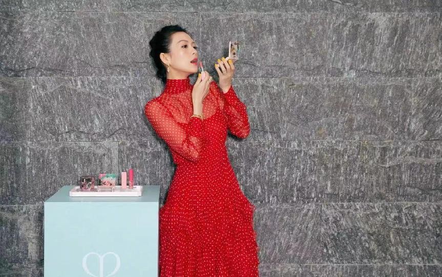 章子怡 年过40的章子怡没有中年样，穿红裙扎高马尾好年轻，少女感十足