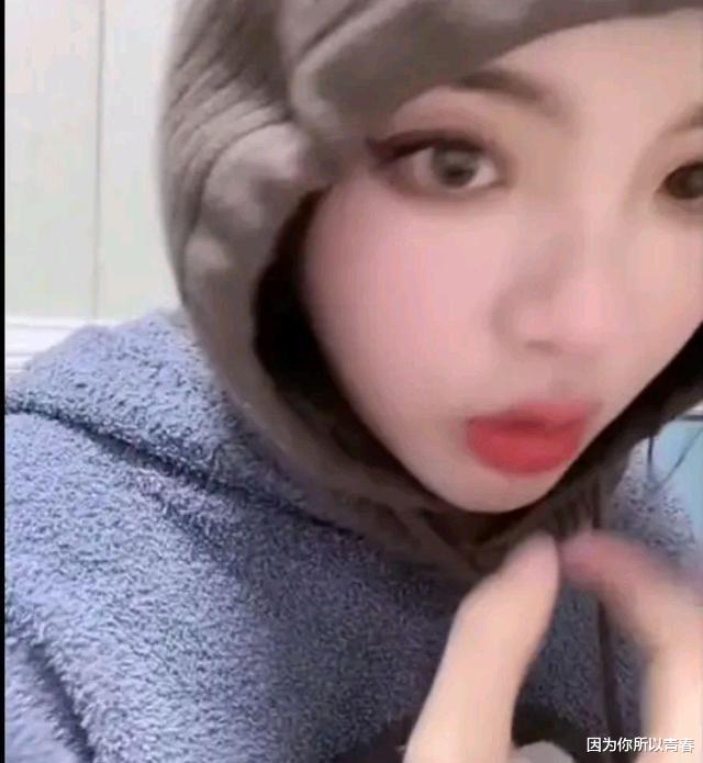 杨超越|杨超越直播被问读书是否重要，瞪眼睛盯着屏幕忙点头，被赞三观正