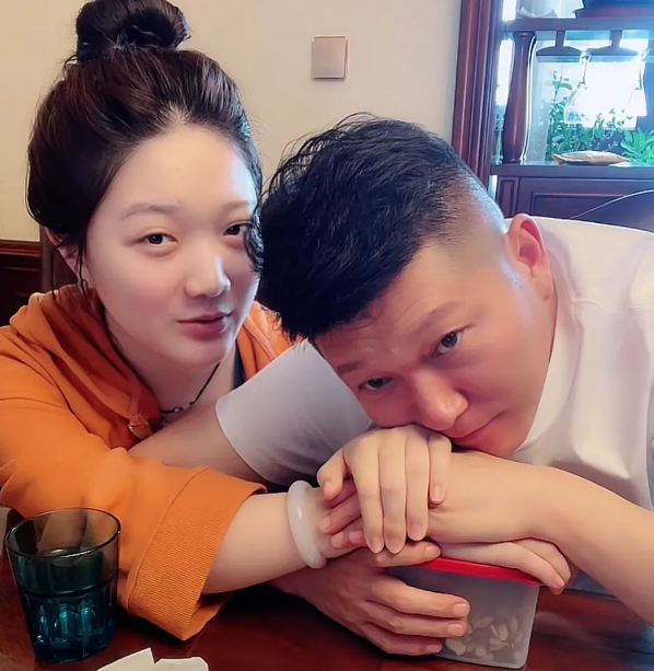 历小峰|历小峰18岁女儿首次出镜，五官酷似葛珊珊，和父亲肢体接触引热议