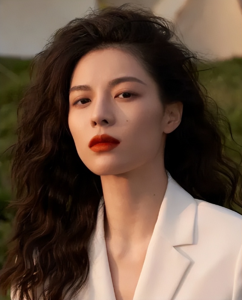 杨采钰|5年后,再看冯小刚的“芳华三美”,各自境遇天差地别