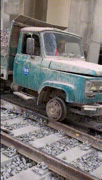 邓紫棋|邓紫棋打扮精致开直播，却被网友质疑整容，立刻揉捏鼻子证清白