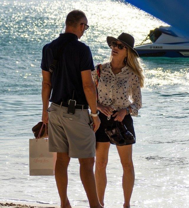 |乔布斯59岁遗孀开心度假，手握167亿遗产，曾说要裸捐不留给后代