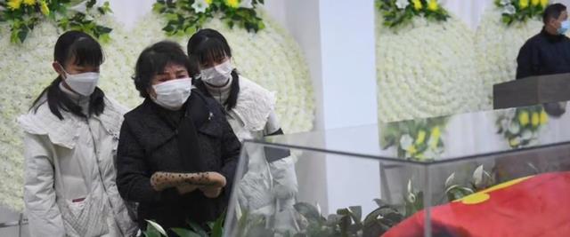 盛海琳老公下葬!身盖党旗,12岁双胞胎女儿送行,遗照放长女墓前