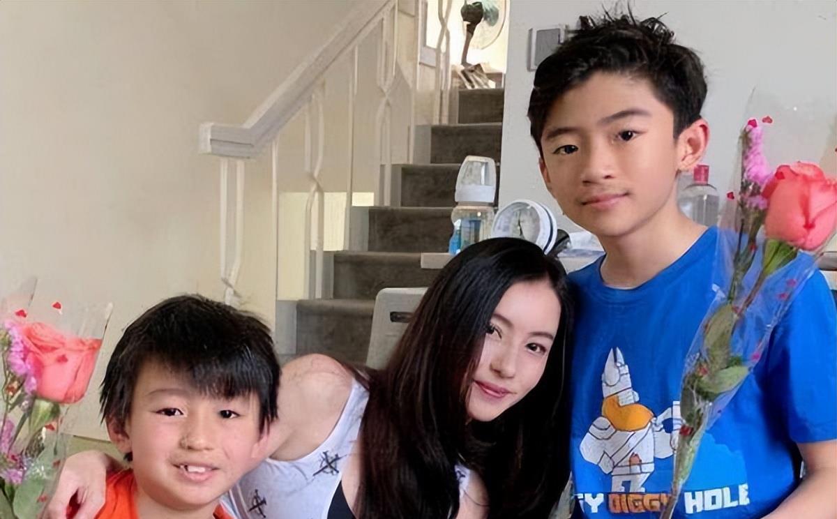 刘湘|42岁张柏芝晒游泳日常！白得发光四肢纤长，拍摄者意外出镜引猜测