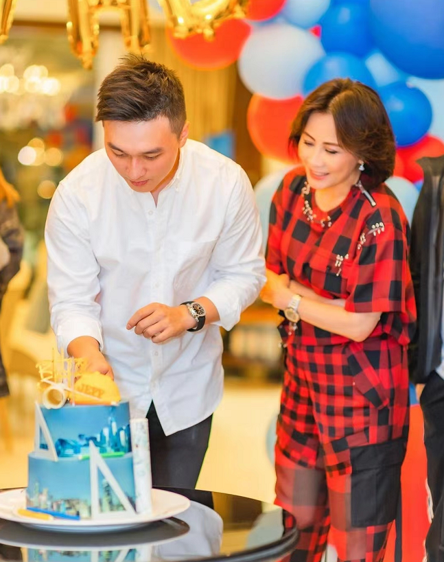 刘嘉玲|刘嘉玲晒祖孙三代全家福，为学霸侄子庆生，姑侄同框亲如母子