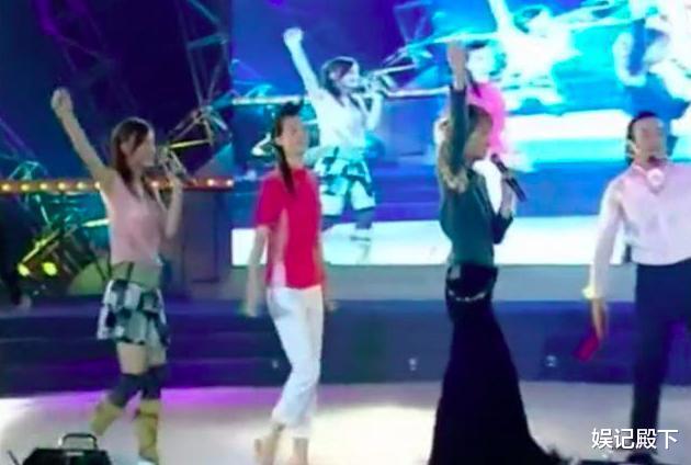 还珠格格第三部|当年的《还珠三》演员之间也是风起云涌，合影站位同样很有意思！