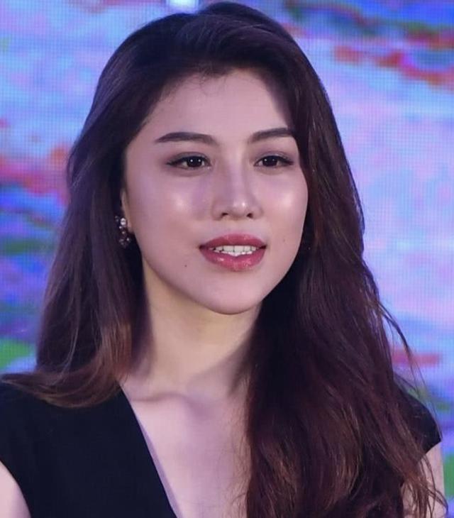 不识字、没文化、邀岳飞写歌词，这8位明星文盲至此，凭什么走红