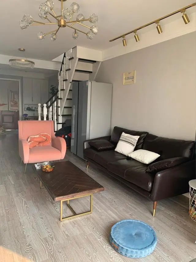 最顶层新房,地面铺木地板,客厅不做电视墙,颜值高,很舒适!