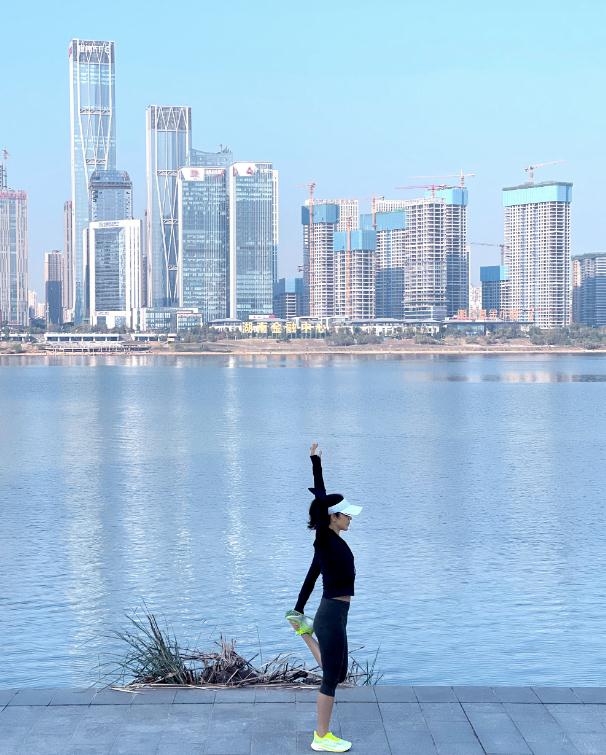 孙越|孙越穿紧身衣秀身材!在江边晨练曲线优美,50岁状态似少女