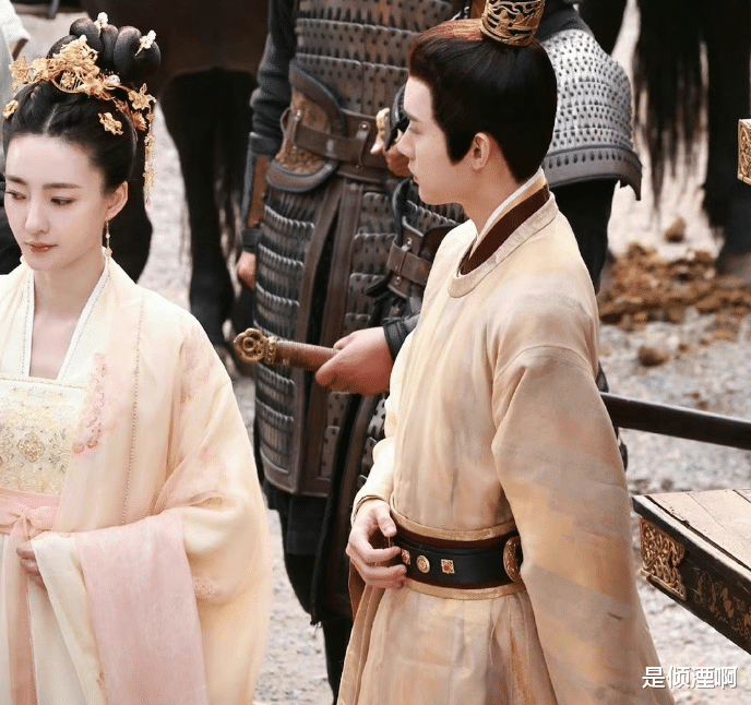 杀青|景甜《灼灼风流》杀青路透!粉衣明媚很少女,冯绍峰状态也不错!