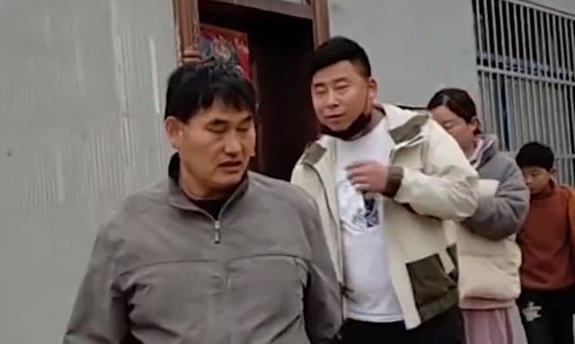 朱之文|大衣哥模仿姜昆赵忠祥，小学文凭出书28元一本，网友：捞金无底线