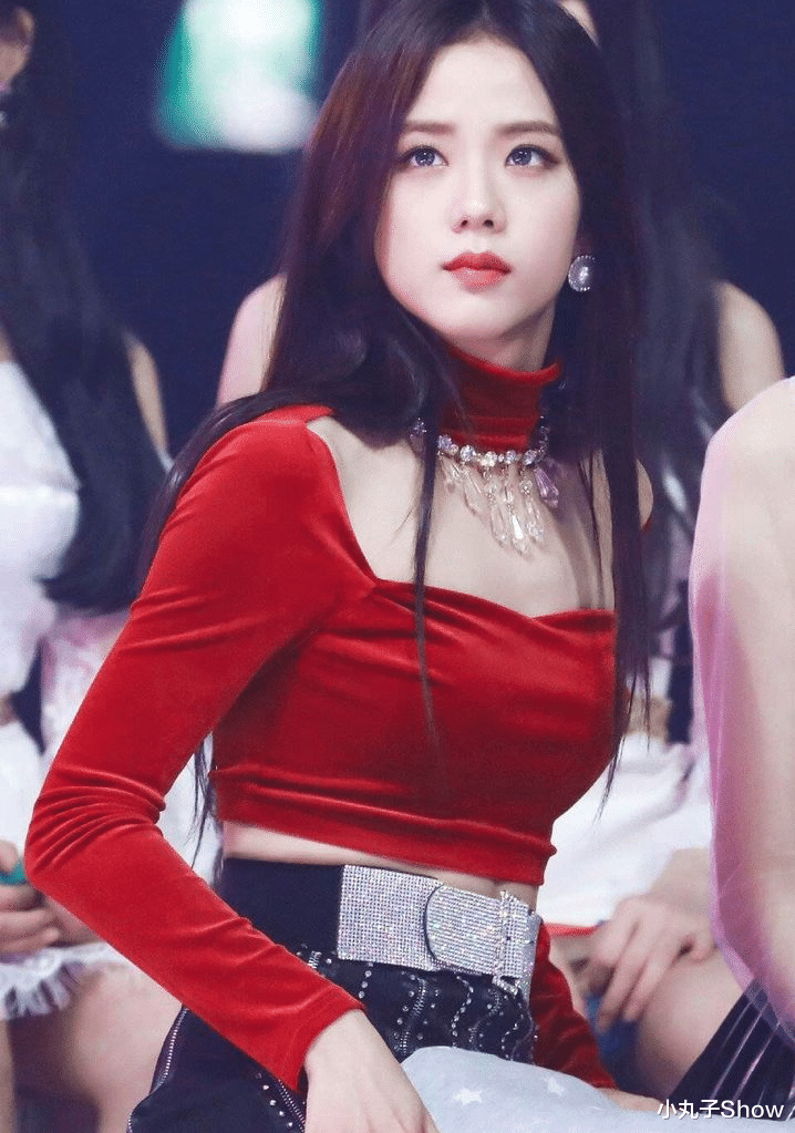 |元气满满的小仙女！Jisoo金智秀晒出游美照，拍照露出美肩太撩人