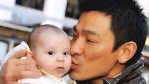 季东燃|?39年前,他被刘德华亲过,被周润发抱过,如今成为一代巨星