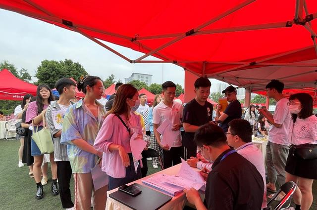 阿迪达斯|一个国企开始校园招聘，六险二金月薪过万，不要紧盯着公务员岗位